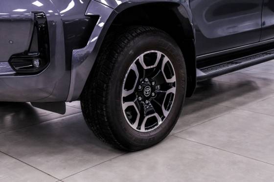 TOYOTA HILUX 2.8 D-4D TURBO DIESEL CD SRX PLUS 4X4 AUTOMÁTICO
